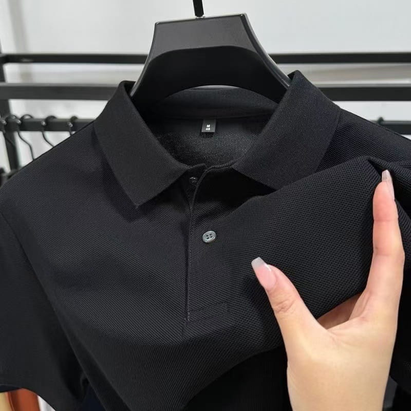 Schwarzes Herren-Strickpolohemd mit Textur aus Baumwolle mit kurzen Ärmeln, gerippter Struktur und einfachem Knopfverschluss für den Freizeitgebrauch.