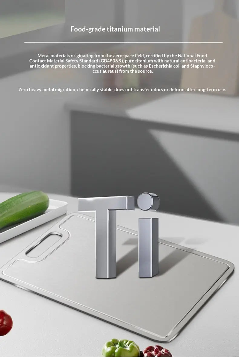Silbernes, metallisches TI-Schriftzug-Element aus lebensmittelechtem Titan, das auf einem passenden Schneidebrett aus silbernem Titan steht, für mobiles Zerkleinern von Metall.