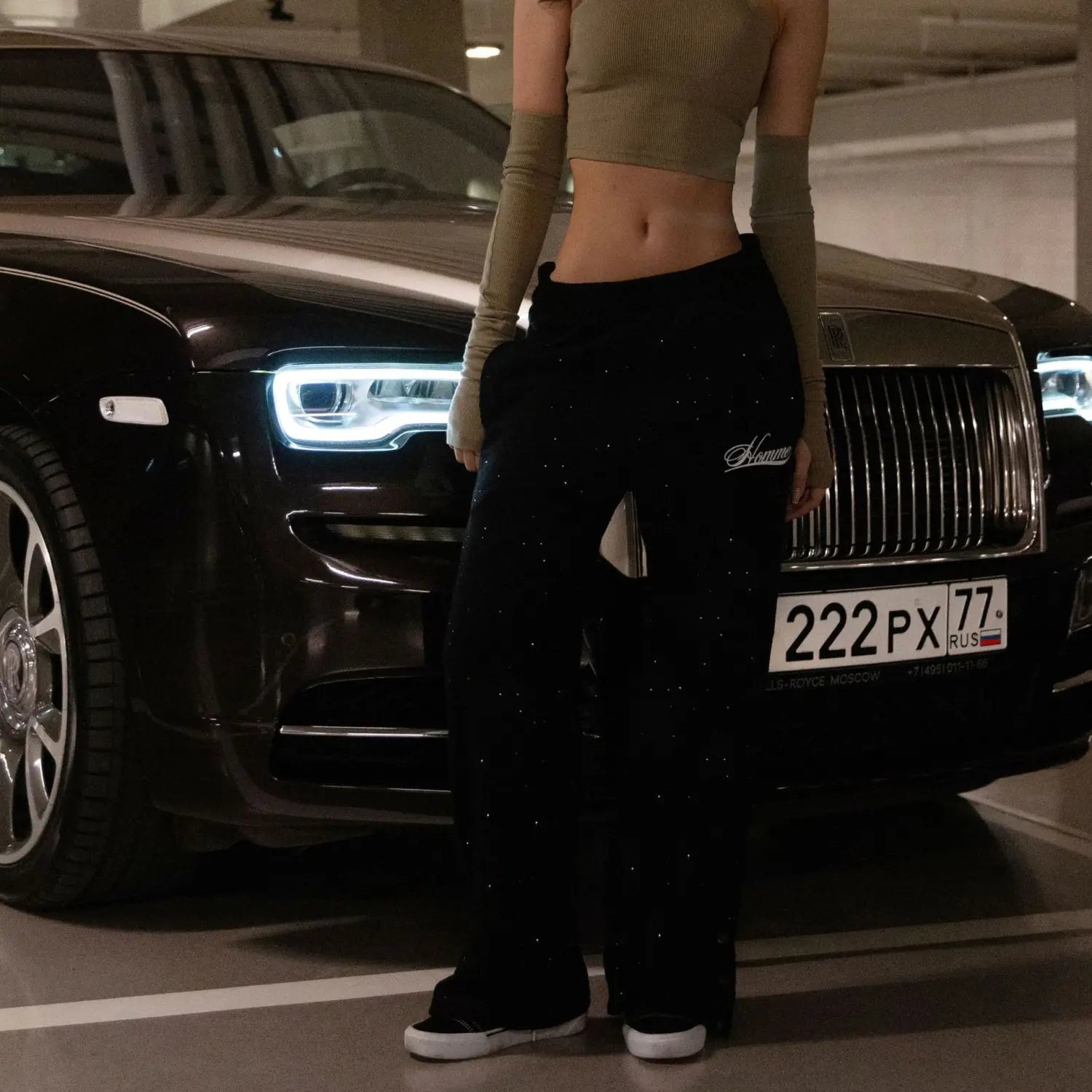 Pantalones de chándal negros con brillo y un logotipo bordado sutil en el muslo izquierdo de la colección de sudadera con capucha de moda streetwear de ajuste holgado Project Starry