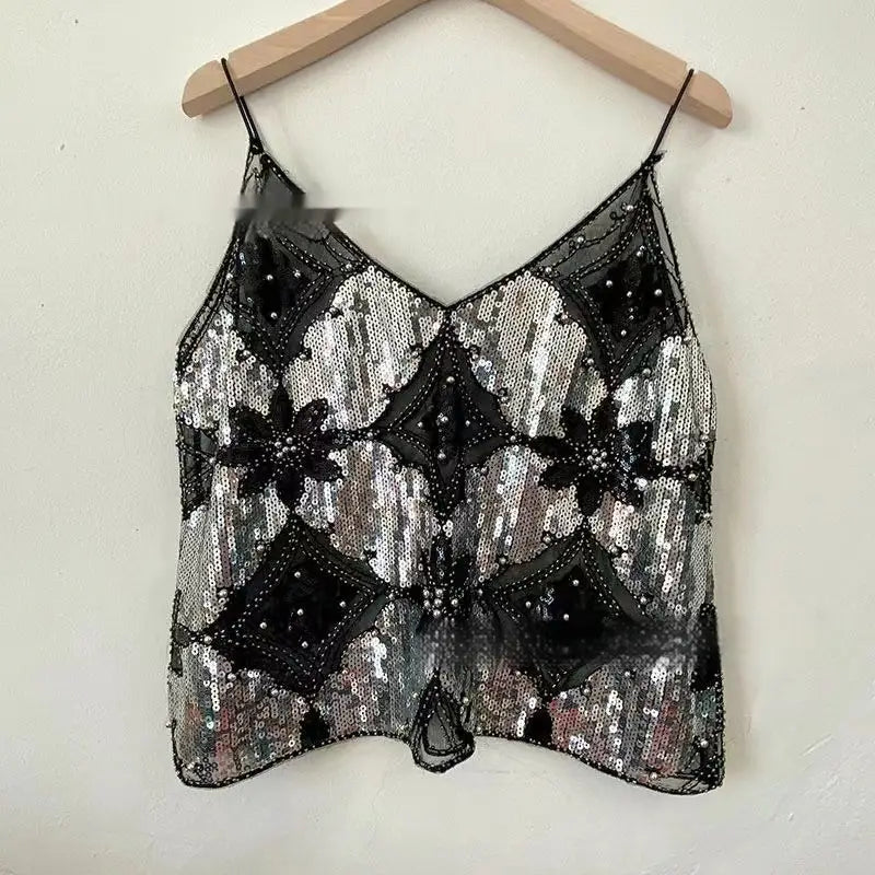 Ein schwarzes und silbernes, paillettenbesticktes Mesh-Camisole-Top mit floralen Mustern und dünnen Spaghettiträgern.