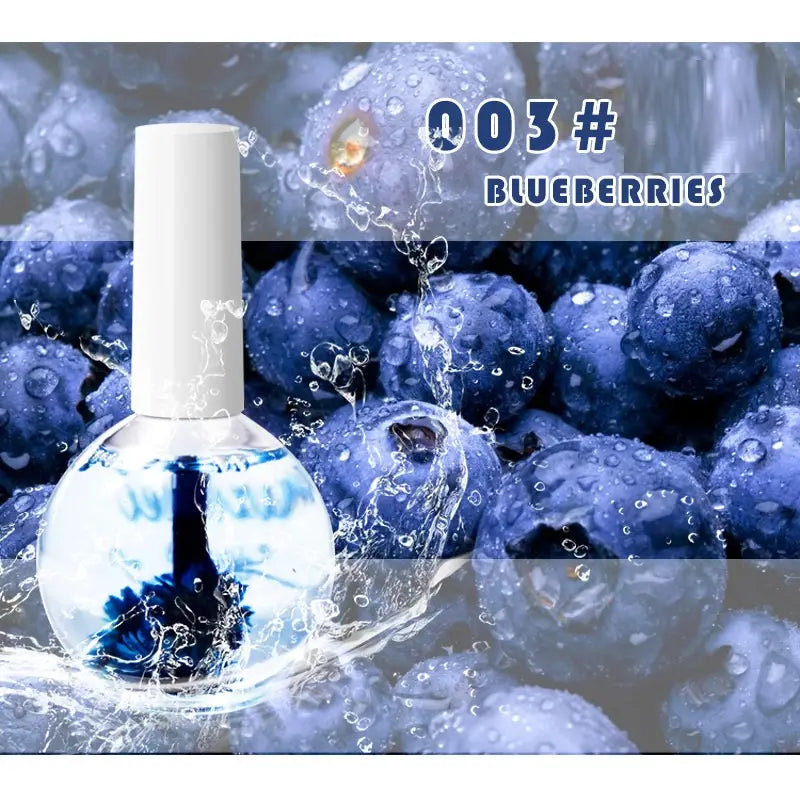 Une bouteille en verre transparente munie d’un bouchon blanc contenant un traitement huile revitalisant des fleurs séchées pour les ongles et les cuticules d’un bleu éclatant, étiqueté 003 myrtilles.