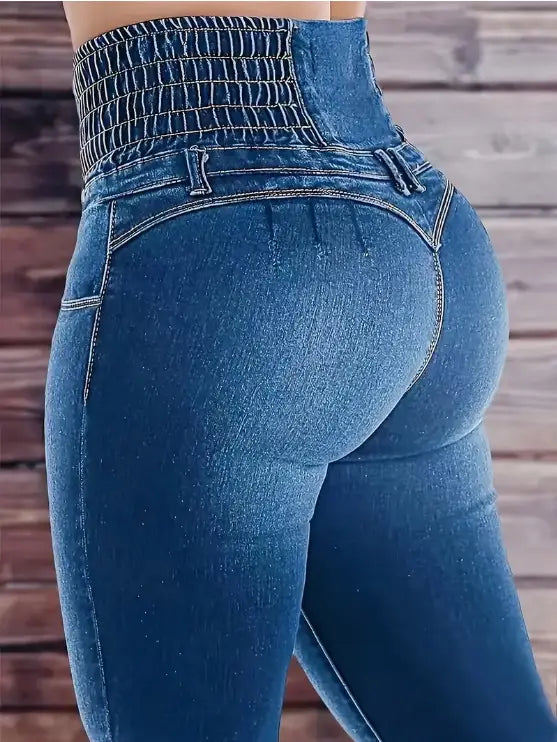 Jeans en denim bleu à taille haute évasée avec une ceinture élastique froncée et des poches arrière, présentés depuis l’arrière.