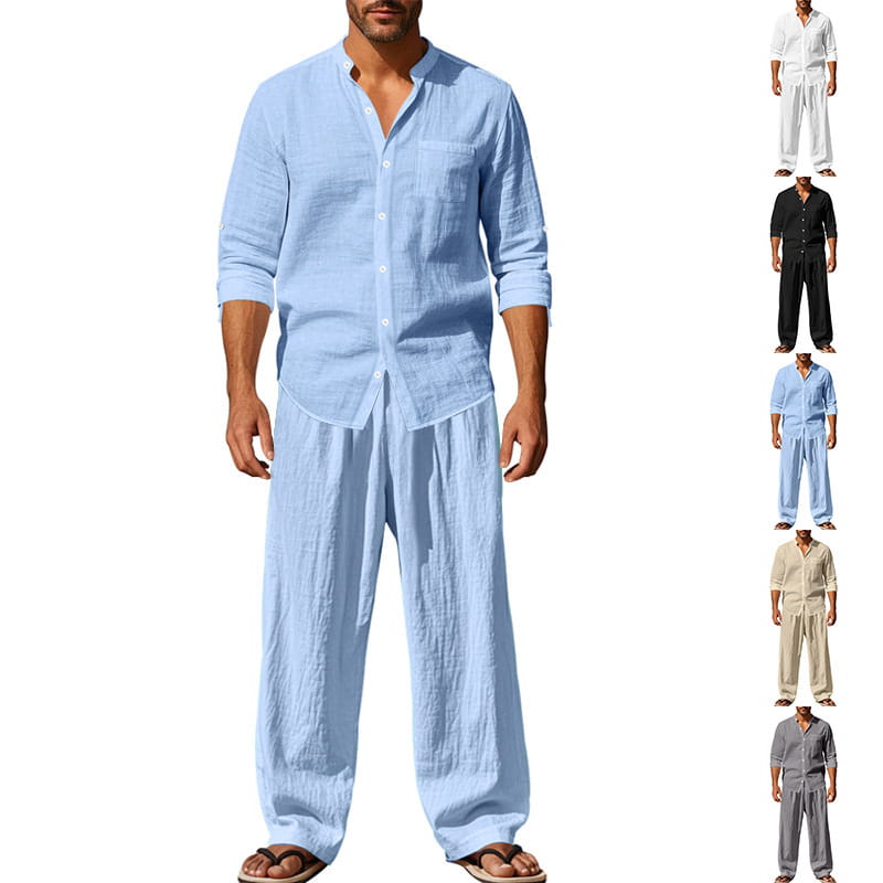 Helles blaues Leinen-Set für Herren aus Leinenhemd und -hose mit einem Hemd mit Knopfverschluss und locker sitzenden Hosen.