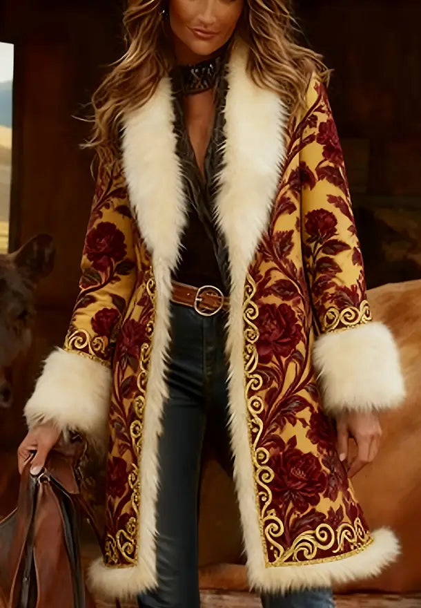 Luxuriöser Damen-Wollmantel in Senfgelb mit tiefroter floraler Stickerei, goldfarbenen Akzenten und flauschigem weißem Kunstfellbesatz am Kragen, an den Bündchen und am Saum.
