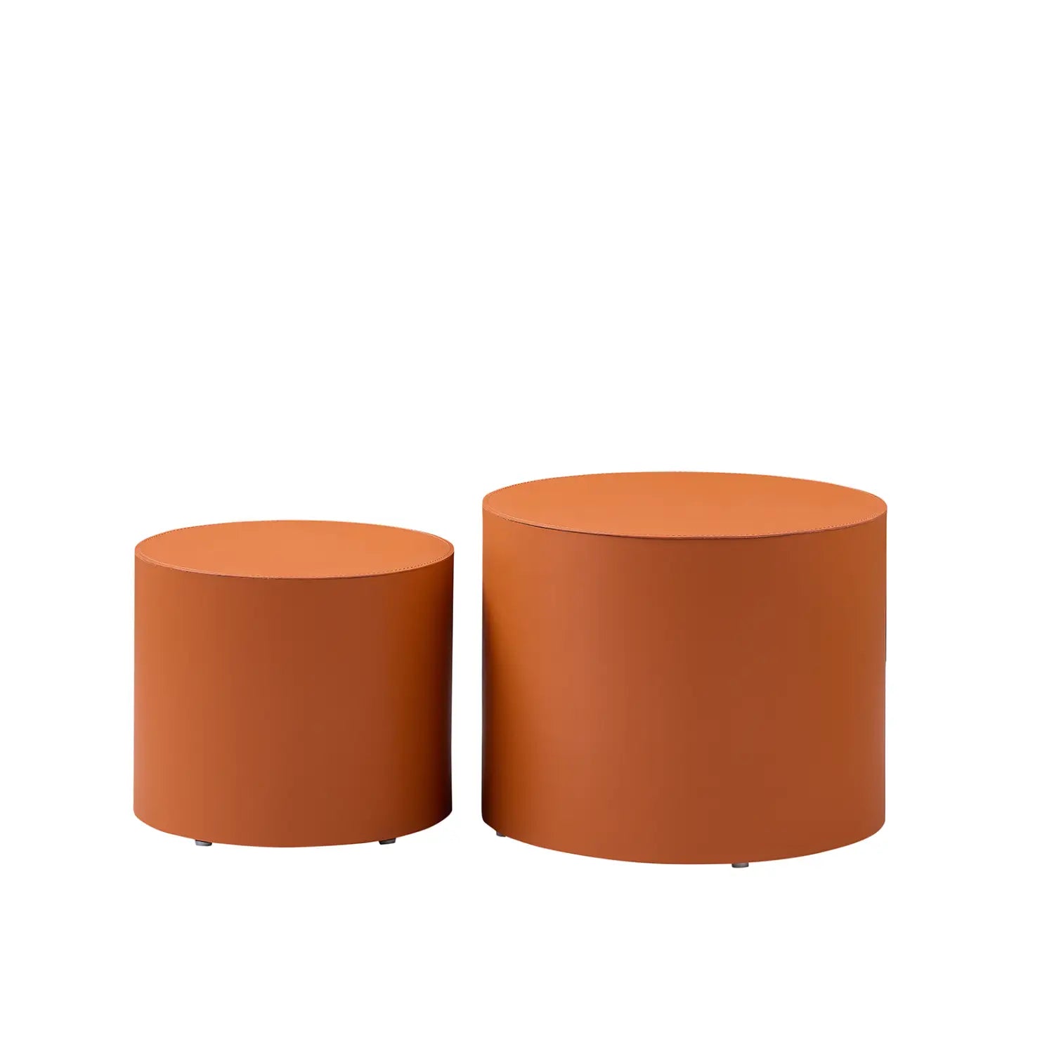 Dos mesas auxiliares cilíndricas minimalistas con acabado mate en terracota, del conjunto de mesa de centro redonda de cuero de silla color naranja