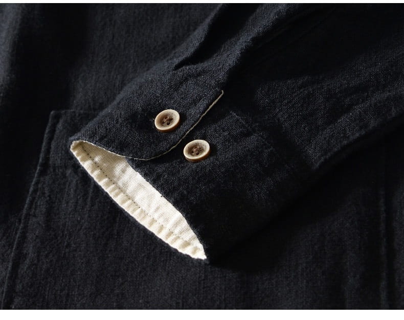 Camisa casual de lino rami para caballero con cuello mandarina en lino azul oscuro, con botones de madera naturales y forro interior color crema.