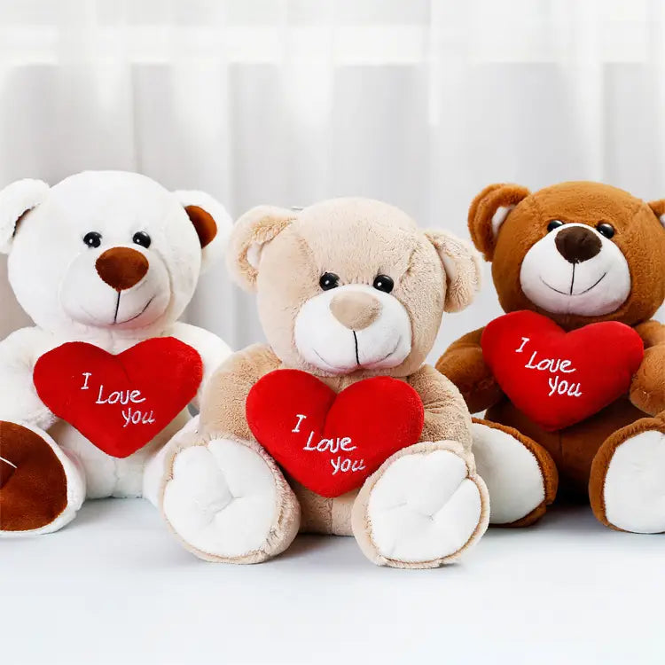 Drei Plüschteddybären, Plüschtiere, jeweils 25 cm, in Weiß, Beige und Braun, mit weichen Stoffkörpern und Satin-Schleifen, die jeweils ein rotes Herz halten, auf dem „I LOVE YOU“ steht.