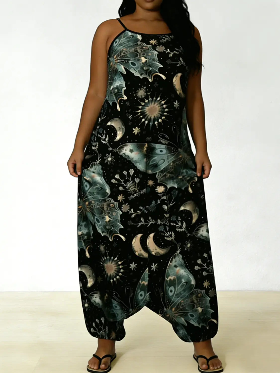 Combinaison noire sans manches de type pantalon de harem, grande taille, à imprimé céleste, avec des papillons verts et or, lunes, étoiles et motifs floraux