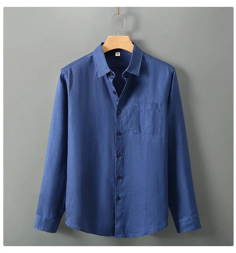 Herren-Langarm-Leinenhemd im lässigen Stil mit Knopfleiste aus blauem Denim, mit Brusttasche und dunklen Knöpfen.