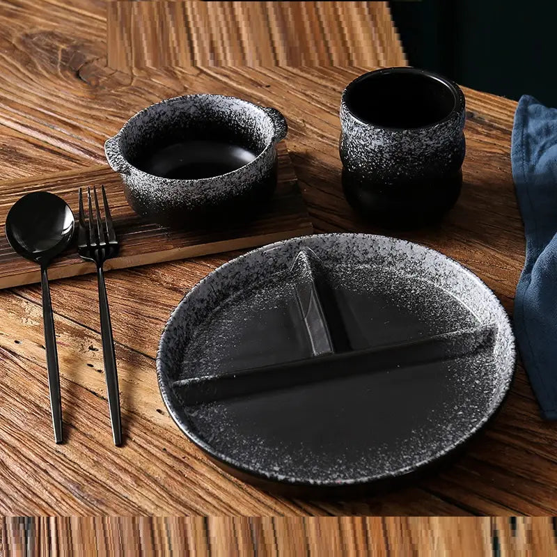 Assiette de dîner divisée en céramique à mouchetures noires, avec finition de glaçure à mouchetures et une section pour le contrôle des portions