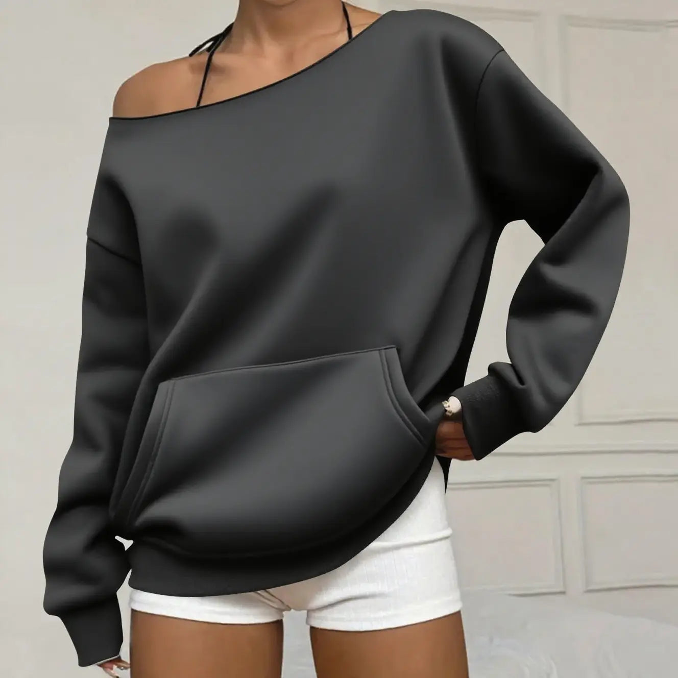 Schwarzer schulterfreier Pullover mit Fronttasche und langen Ärmeln, ausgelegt für den Alltag.