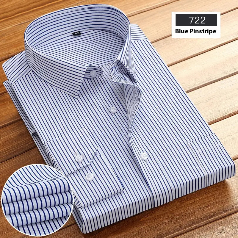 Ein ordentlich gefaltetes gestreiftes Herren-Langarmhemd aus klassischem blauem Pinstripe-Baumwollstoff mit klaren weißen Knöpfen und einem maßgeschneiderten Kragen.