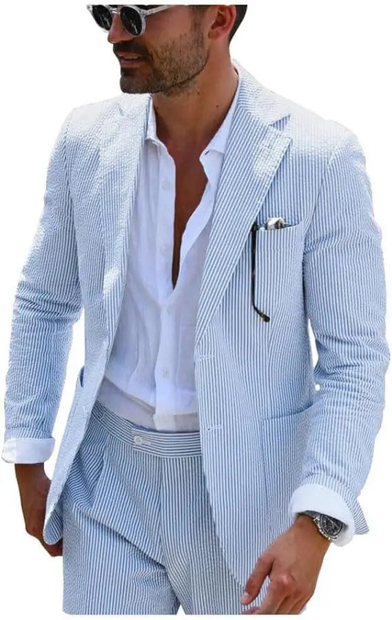 Traje de dos piezas ajustado tipo slim fit para hombre con rayas en pana con rayas verticales azul claro y blanca, con pañuelo de bolsillo a juego.