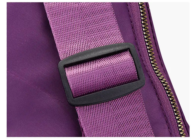 Gepolsterte Crossbody-Gürteltasche für Damen und Sport mit lila Nylonriemen, schwarzer Kunststoffschnalle und goldfarbener Reißverschlusstolle.