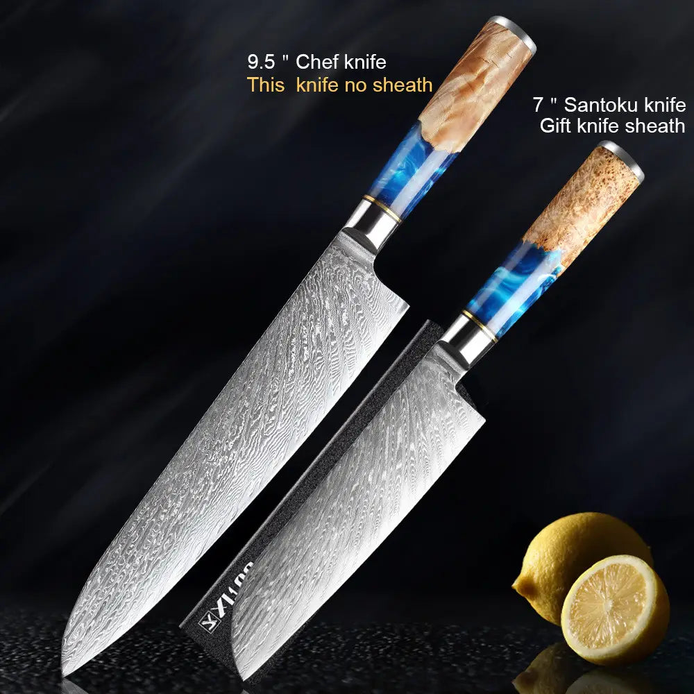 Un cuchillo de chef de 9,5 pulgadas con una hoja distintiva de acero damasco y mango de resina azul que presenta vetas de madera natural, exhibido junto con un cuchillo santoku de 7 pulgadas y su funda de regalo de 7 piezas del set de cuchillos de chef de damasco con mango de resina azul.