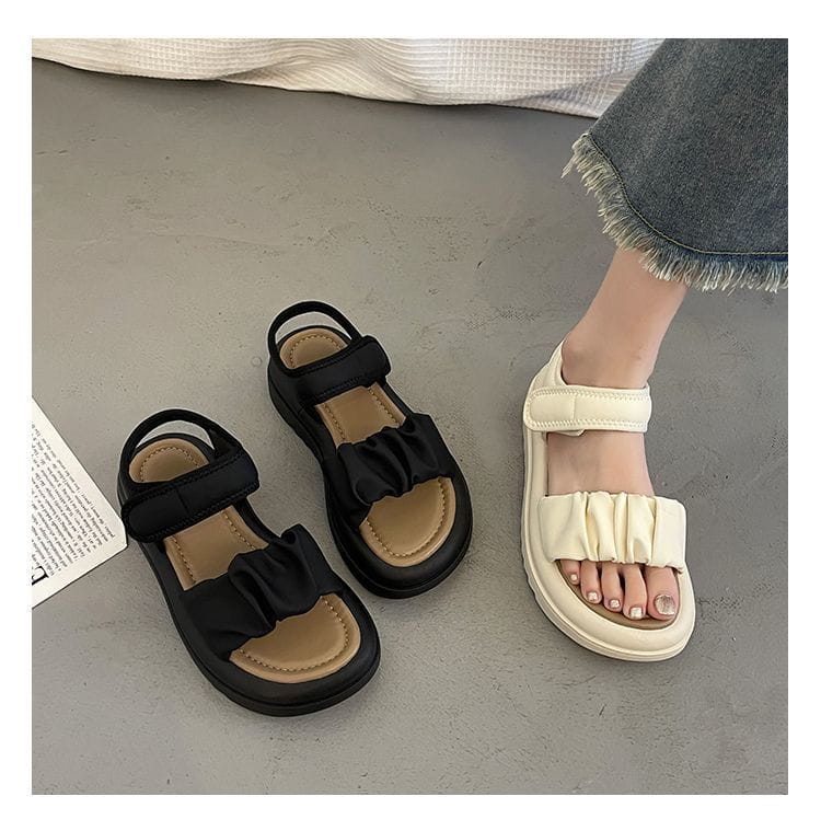 Sandales plateforme pour femmes en noir et crème avec brides froncées et semelles épaisses.