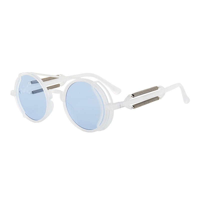 Las gafas de sol steampunk redondas presentan monturas blancas con lentes espejadas azul claro y detalles de malla metálica en las patillas, con doble resorte.