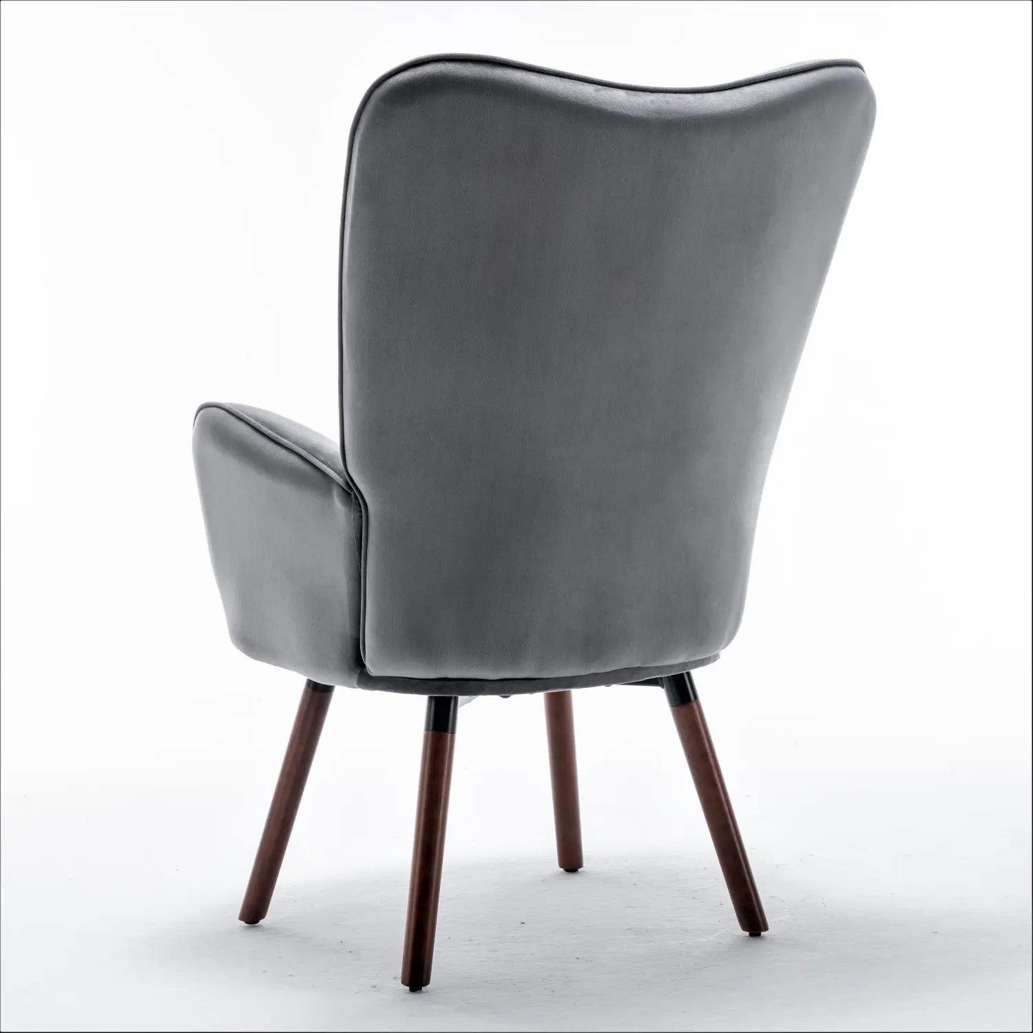 Grau Samt-Mid-Century-Wingback-Akzentstuhl mit einer hohen, geschwungenen Rückenlehne und dunklen Holzbeinen.