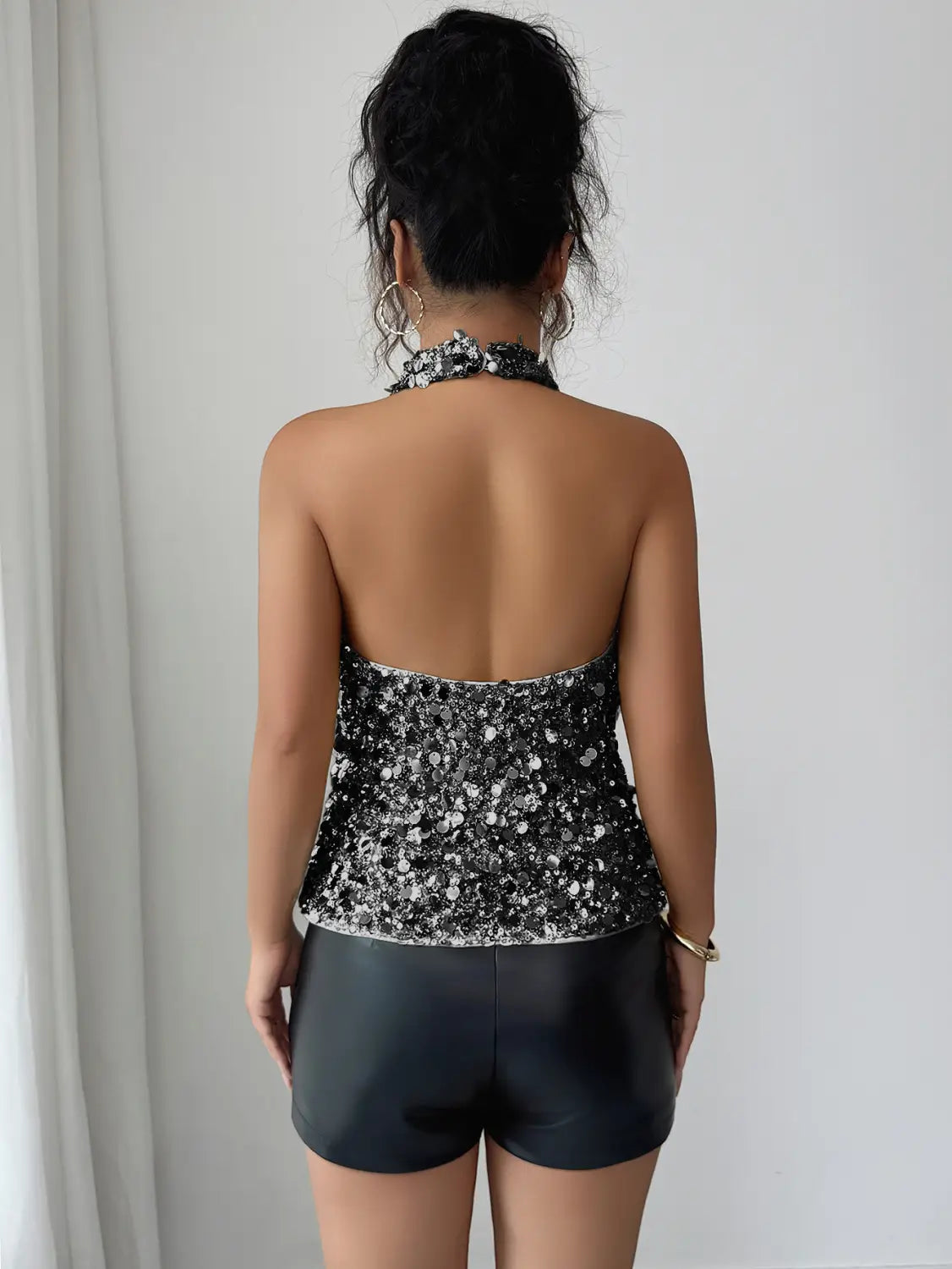 top palabra de honor elegante, negro y plateado, con lentejuelas, diseño entallado sin mangas y con espalda descubierta.