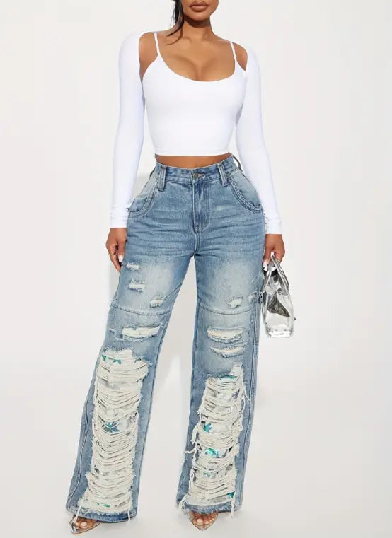 Verzweifelte Jeans mit weitem Bein und zerrissenen Partien für Damen in hellblauem Denim mit fransigen und zerrissenen Details entlang der Beine.