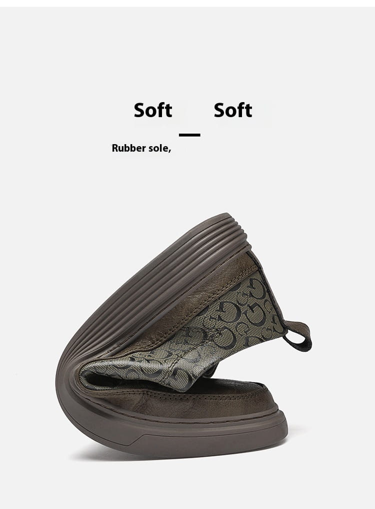 Baskets en cuir pour hommes, sans lacets, décontractées à semelle épaisse, en olive foncé, avec un dessus texturé présentant un motif de monogramme répétitif et une semelle en caoutchouc rembourrée.