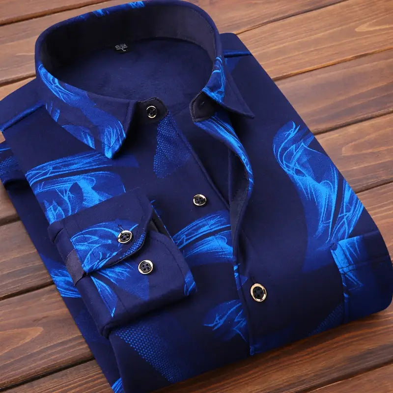Chemise à manches longues en polaire pour homme doublée en bleu marine, avec un motif abstrait de feuilles vibrant dans des tons de bleu plus clairs et des accents métalliques subtils