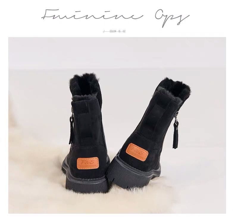 Schwarze Wildleder-Winterstiefeletten für Damen mit plüschigem schwarzem Fellfutter und einem braunen Lederpatch an der Seite