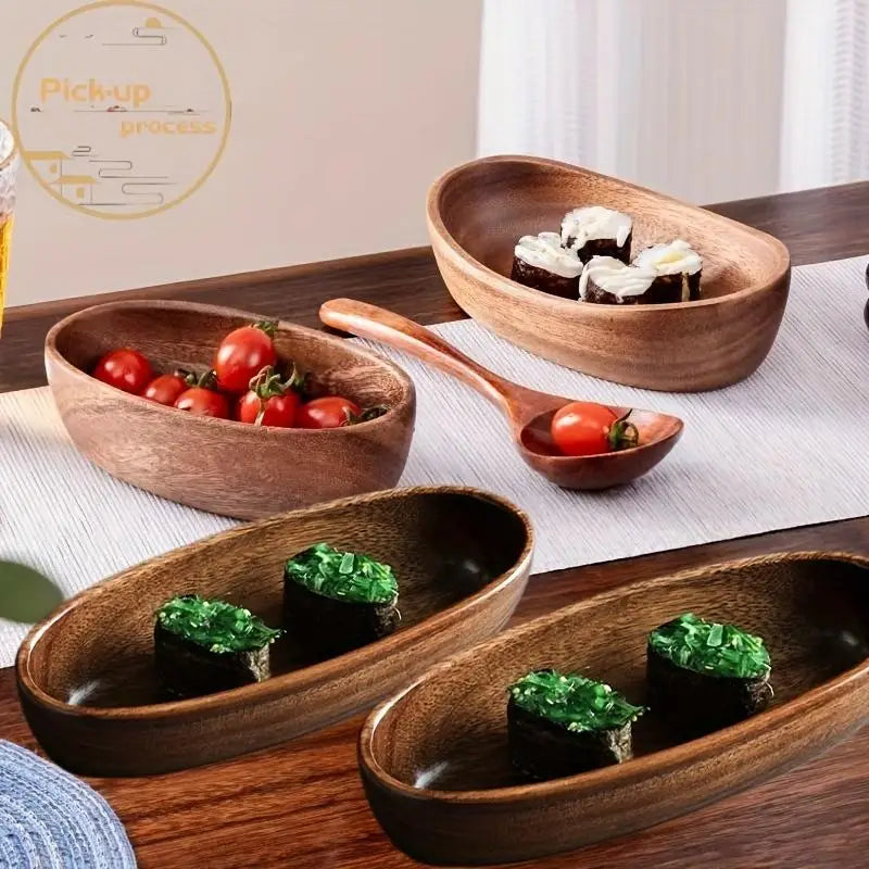 set de cuatro cuencos de servir de madera ovalados con un acabado cálido y marrón intenso y superficies artesanales lisas, provenientes del set de barco de madera para sushi japonés artesanal