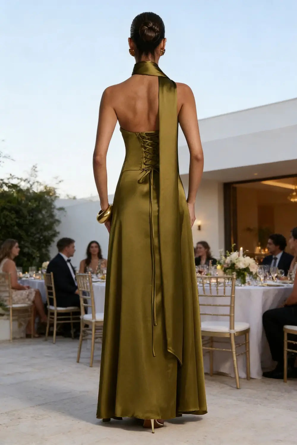 Elegante vestido de noche de satén verde oliva sin tirantes con escote tipo halter y cordones traseros del corsé, mostrado desde la parte posterior.
