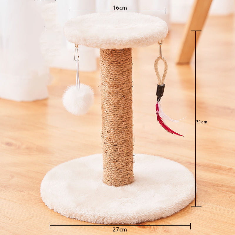 Weißer Plüsch-Katzenkratzer aus Sisal als vertikaler, langlebiger Spielzeugpfosten mit einer mittleren Säule aus natürlichem, umwickeltem Fasermaterial und herabhängenden Spielzeugen zum Kratzen und Spielen.