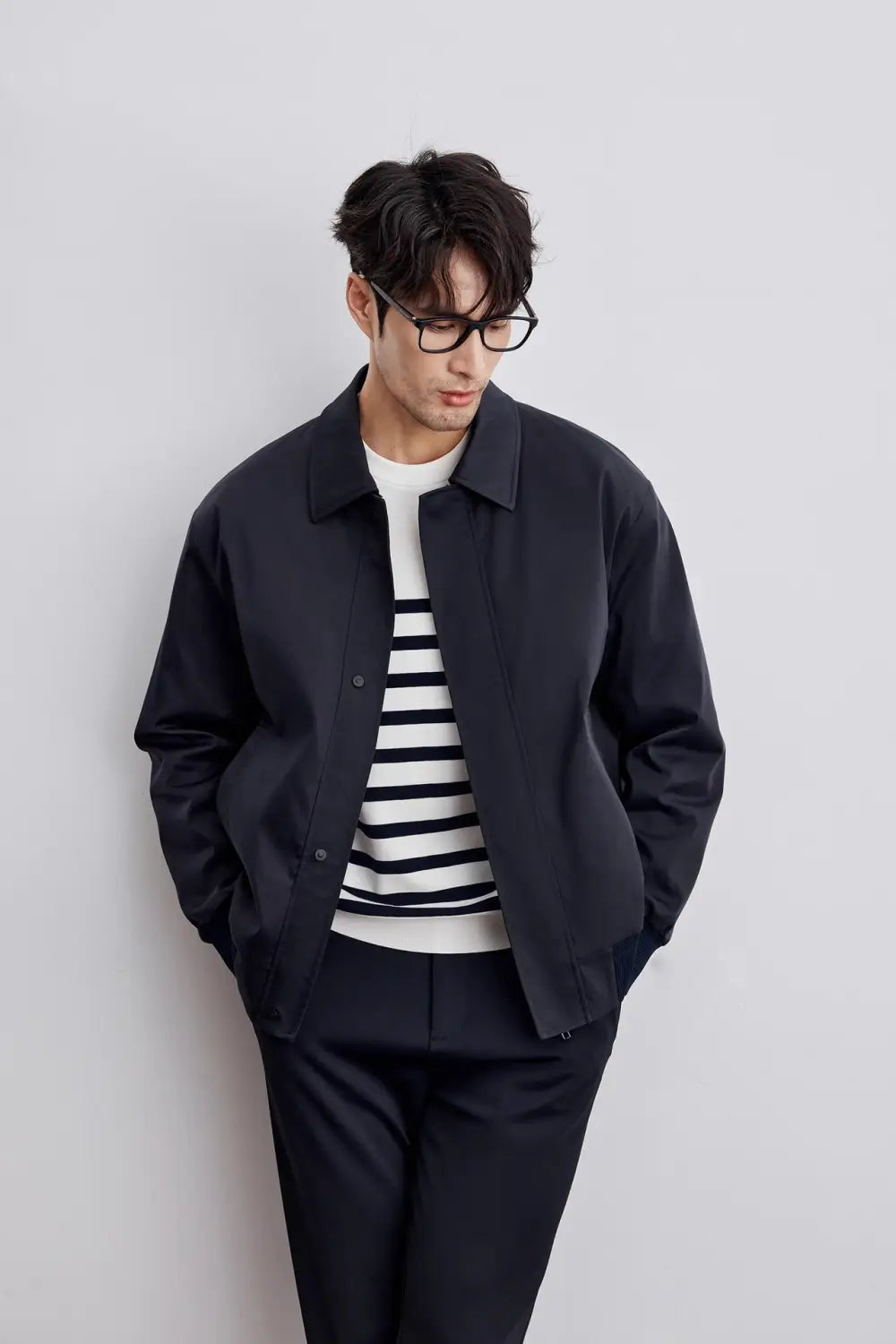 Herren-Jacke mit gestepptem Revers, für die Geschäftsführung, in Schwarz, mit klassischem Kragen und Knopfverschluss sowie Bomber-Design.