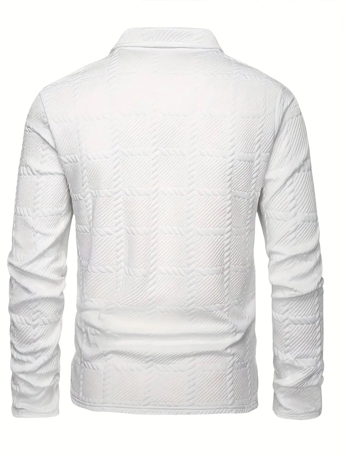 Chaqueta acolchada de manga larga blanca con un sutil patrón geométrico presentado como una camisa tipo polo de manga larga con textura.
