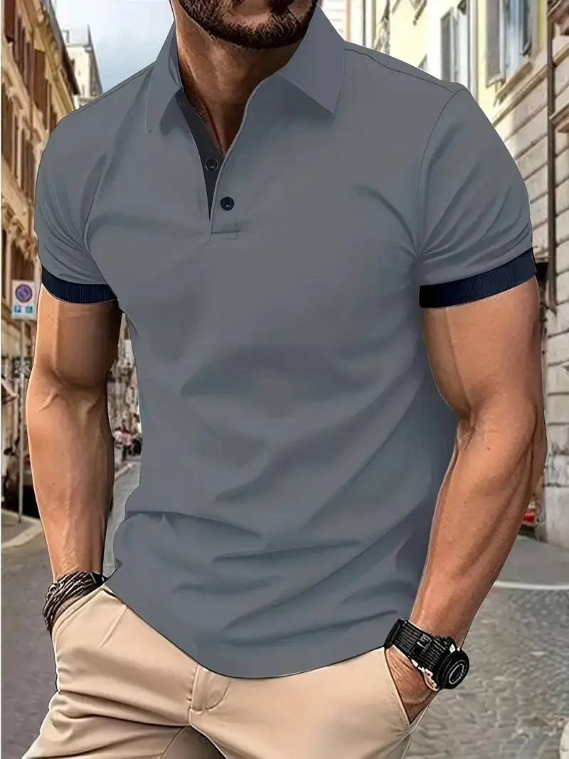 Kontrastiertes Herren-Poloshirt in Grau mit navyblauem Kragen und Ärmelmanschetten, kurze Ärmel, geeignet für den Freizeitgebrauch.