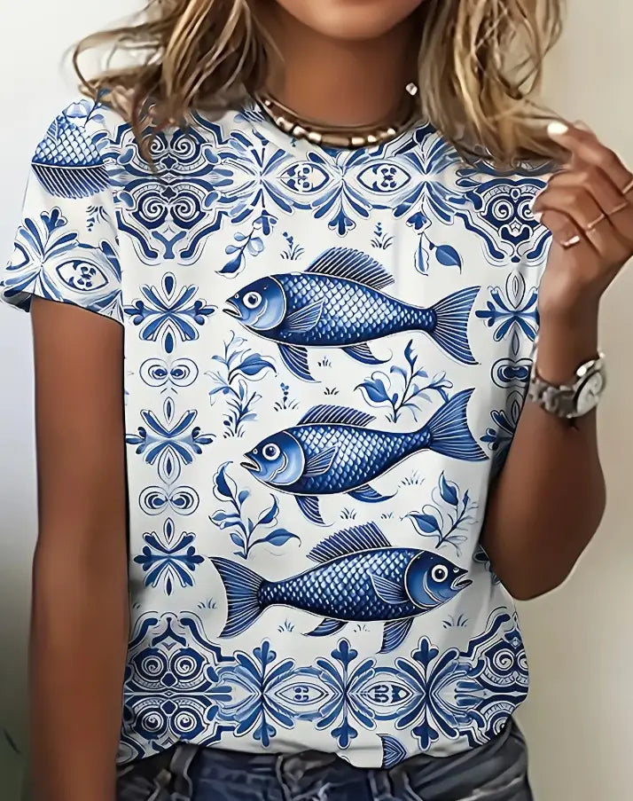Damen-Grafik-T-Shirt mit kurzem Ärmel im Retro-Casual-Stil in Weiß, mit einem blauen Fisch- und Blumenmuster in einem kunstvollen, kachelinspirierten Design.