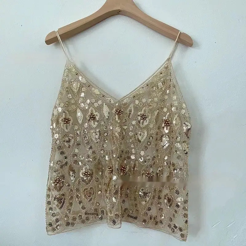 Ein zartes goldfarbenes Pailletten-gesticktes Mesh-Camisole-Top mit dünnen Spaghettiträgern und einem V-Ausschnitt mit kunstvollen floralen Mustern.