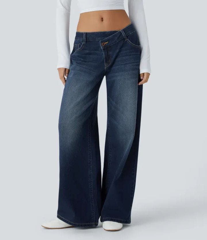 Jean en denim taille haute et coupe droite bleu foncé, avec un design classique à cinq poches et une décoloration subtile pour un look contemporain décontracté.