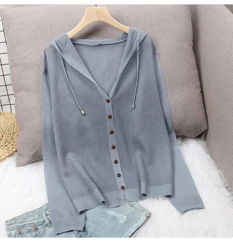 Hellblaues geripptes Strick-Hoodie-Cardigan mit braunen Knöpfen und Kordelzügen im Soft-Pink-Button-up-Stil.