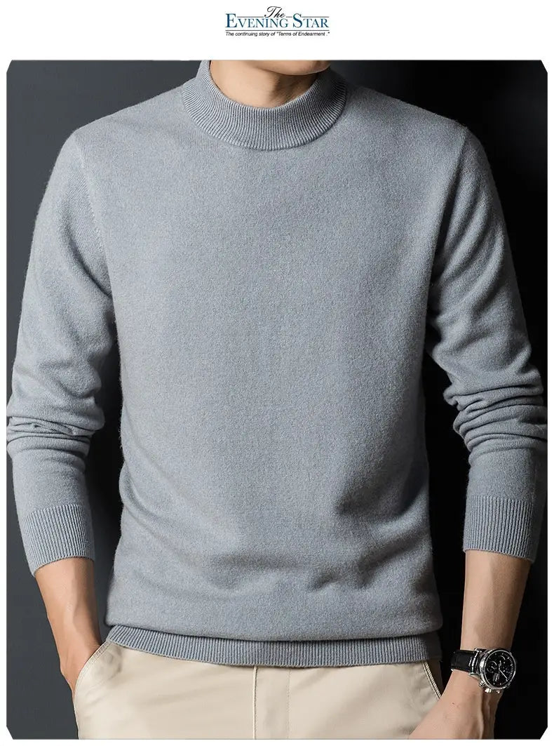 Ein weicher hellgrauer Herren-Pullover mit Stehkragen im Slim-Fit mit gerippter Strickkollerpartie und Bündchen.