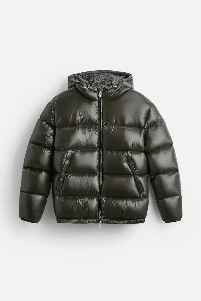 Dunkelolivgrüne glänzende wattierte Kapuzen-Steppjacke mit warmem, isolierendem Design und angefügter Kapuze.