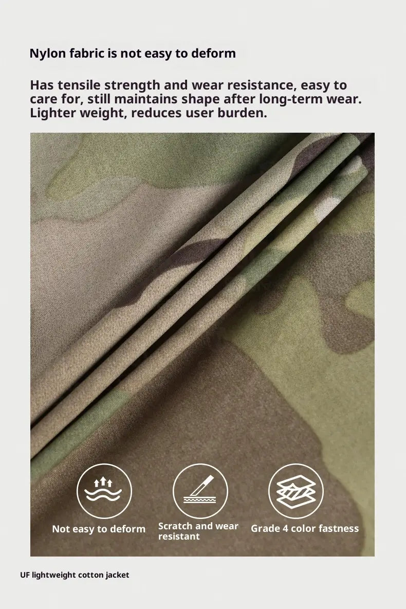 La veste tactique légère en coton softshell présente un tissu en nylon au motif camouflage, dans des tons terreux, avec une texture légère et durable.