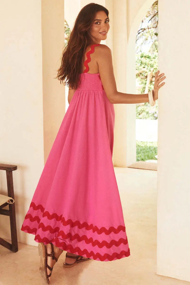 Un vibrante vestido maxi de playa floral con dobladillo ondulado, corte A, rosa, confeccionado con tejido ligero, con ribete ondulado rojo a lo largo del bajo y el escote.
