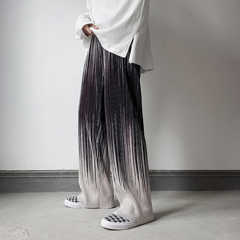 Pantalons décontractés à jambes larges à plis en dégradé noir et blanc pour hommes, mettant en valeur une transition harmonieuse des couleurs et une texture de tissu fluide.