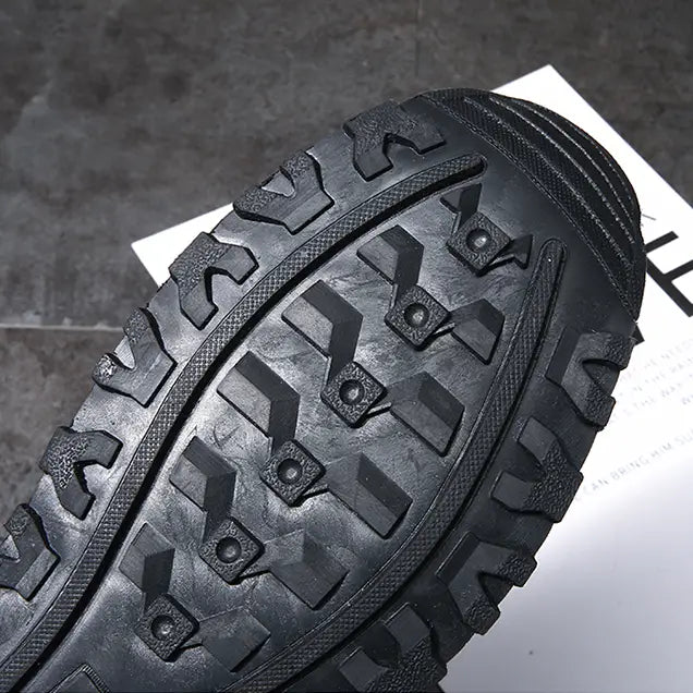 Semelle en caoutchouc noire, motif de traction profond et agressif, ainsi que conception de flanc renforcé, pour des baskets de mode athlétiques en daim pour hommes, pointure 39 à 44.