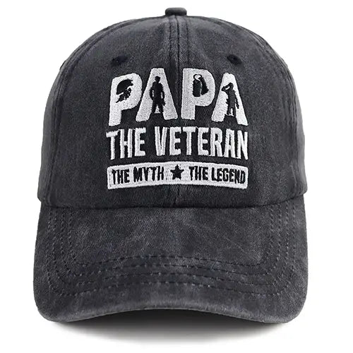 une casquette de baseball pour père vétéran en coton gris foncé délavé, avec un texte blanc brodé « papa le vétéran, le mythe, la légende » et des silhouettes de soldats intégrées dans la typographie.