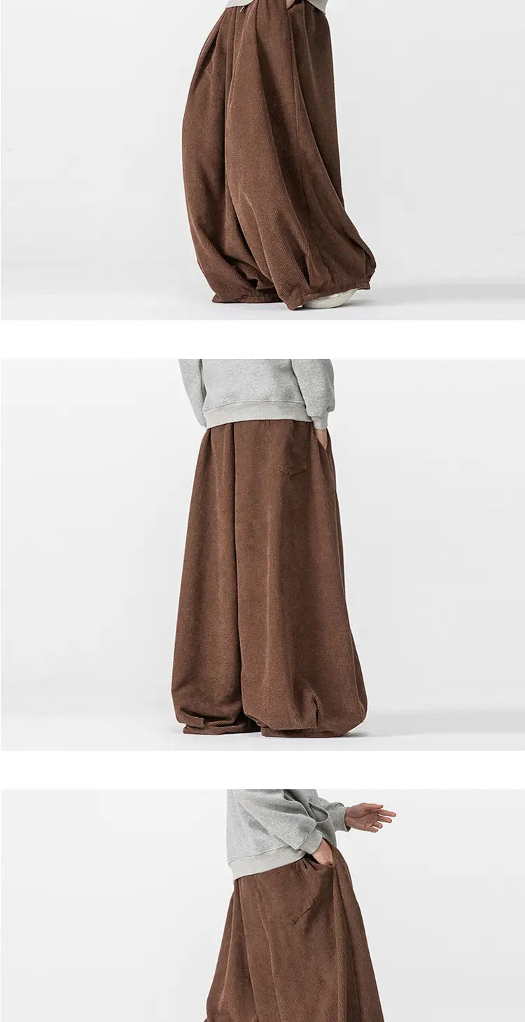 Pantalon en velours côtelé à jambes larges marron pour hommes, confectionné dans un tissu souple et fluide, avec une coupe ample.
