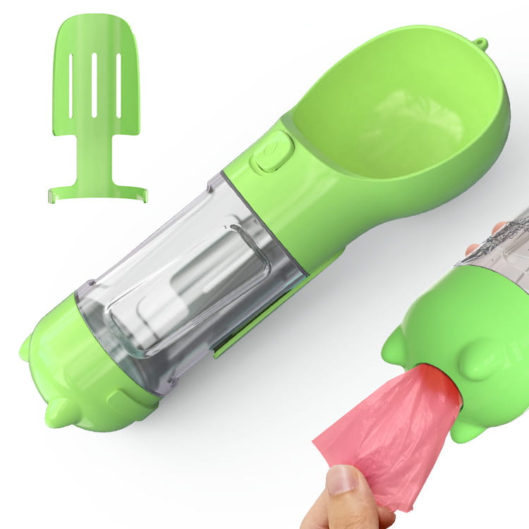Bouteille d’eau portable 3-en-1 pour chien en silicone vert vif, avec une section centrale transparente et un distributeur de sachets roses pour les excréments fixé, pour un usage en extérieur.