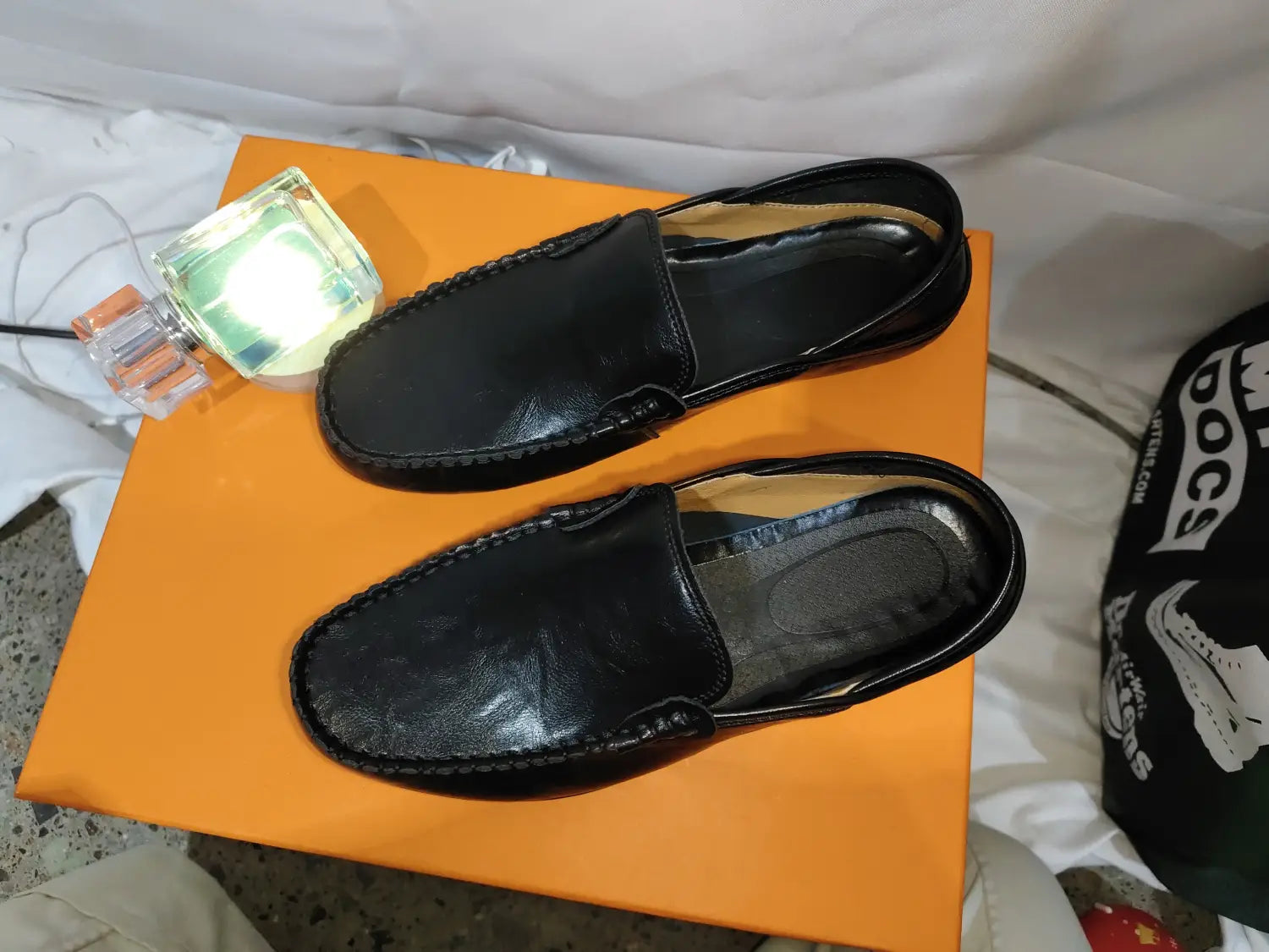 Mocasines tipo alpargata de cuero negro para hombre, con un diseño clásico estilo mocasín y costuras visibles, zapatos de conducción casuales.
