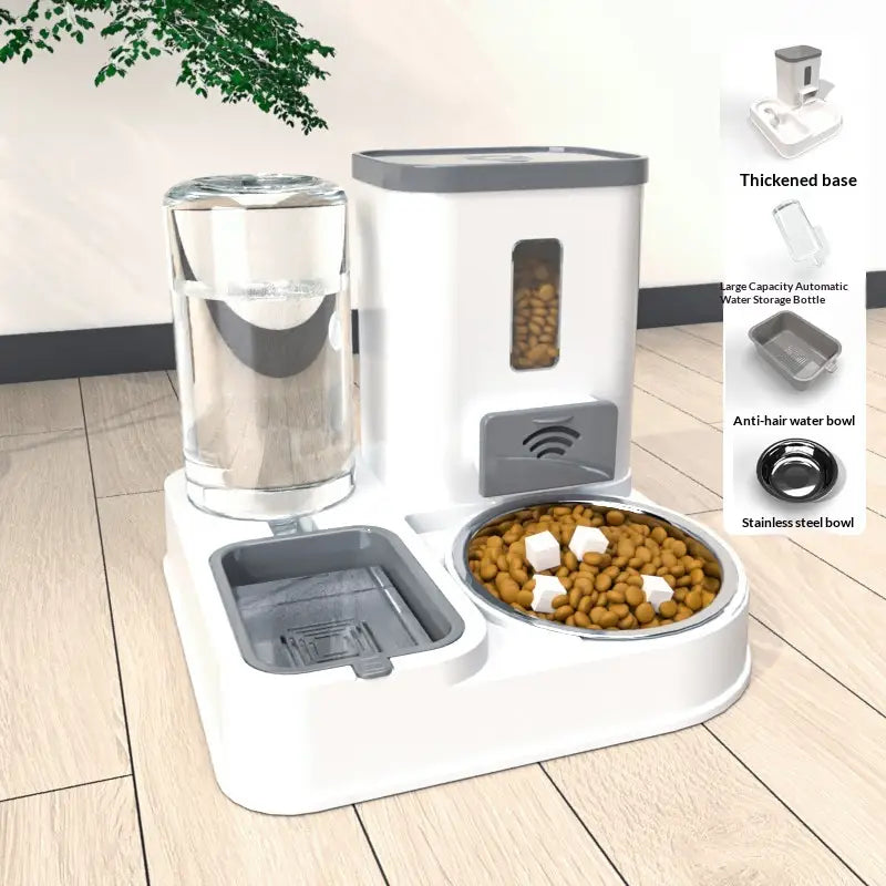 Station d’alimentation automatique pour animaux de compagnie et distributeur d’eau en blanc et gris, avec une bouteille d’eau transparente, un bol en acier inoxydable rempli de croquettes et un bol à eau anti-poils.