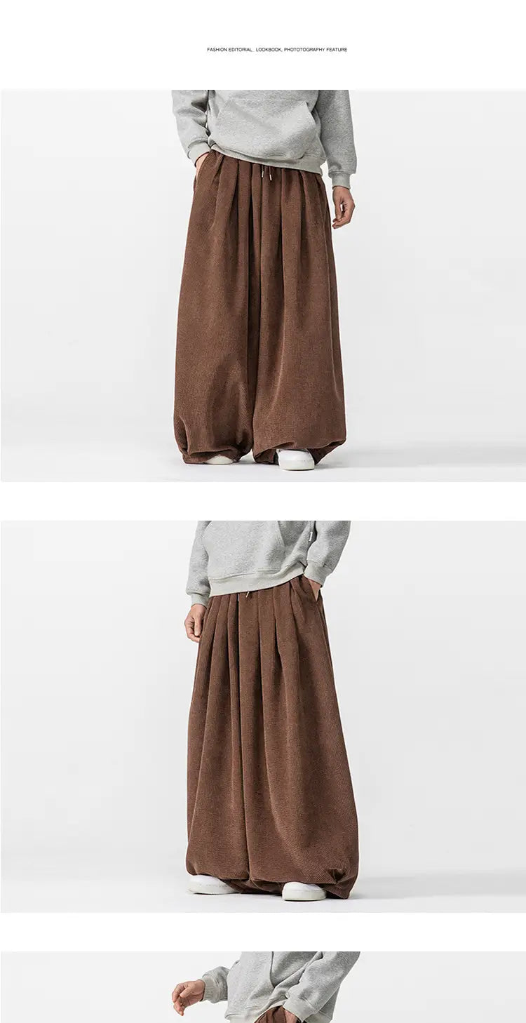 Pantalon en velours côtelé à jambes larges marron pour hommes, présentant une silhouette ample et fluide et un tissu texturé, idéal pour une tenue décontractée.