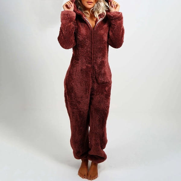 Pijama tipo mono de forro polar suave granate de una sola pieza, acogedor, con capucha que presenta orejas de gato y cierre frontal.